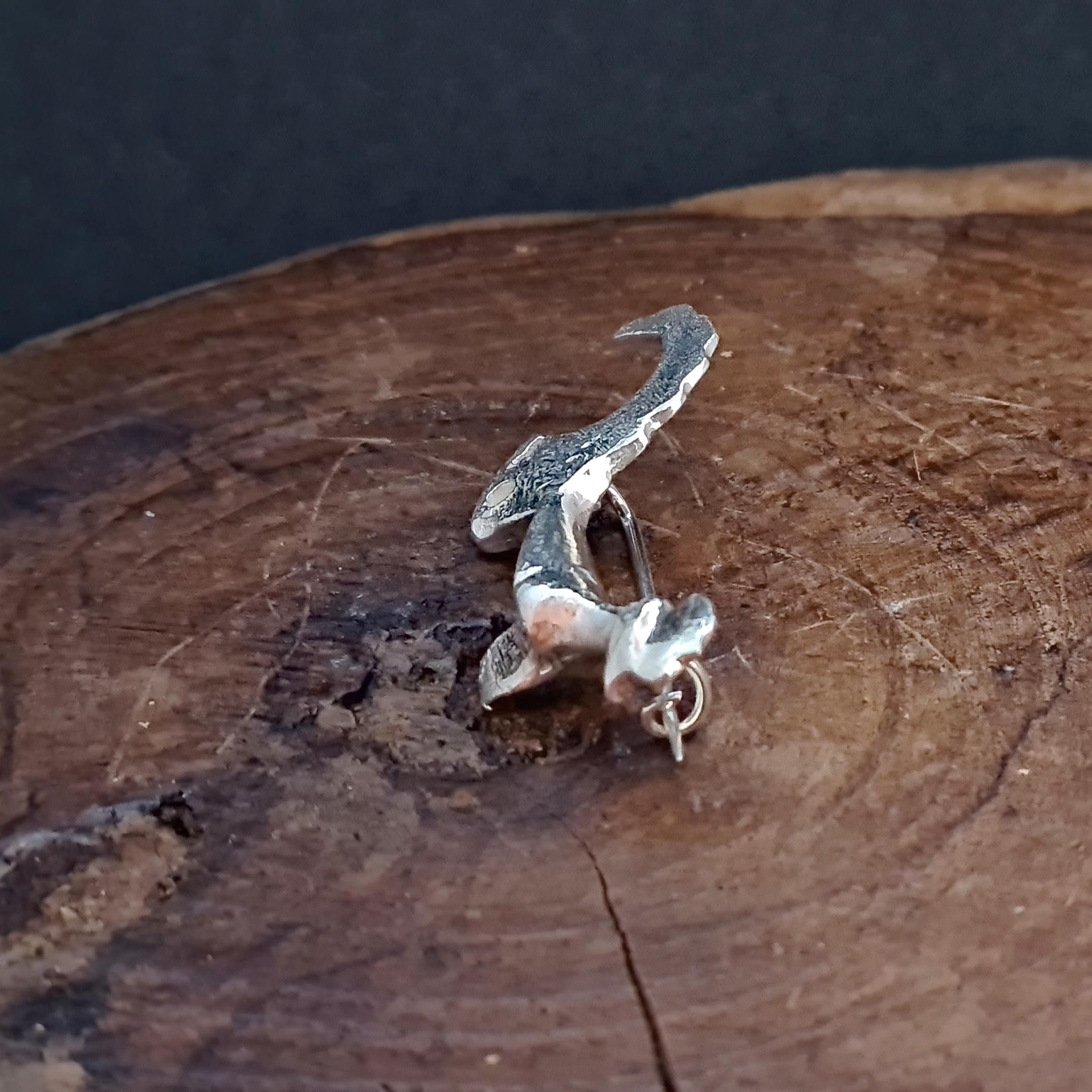 Srebrna zaponka fibula v obliki petelina