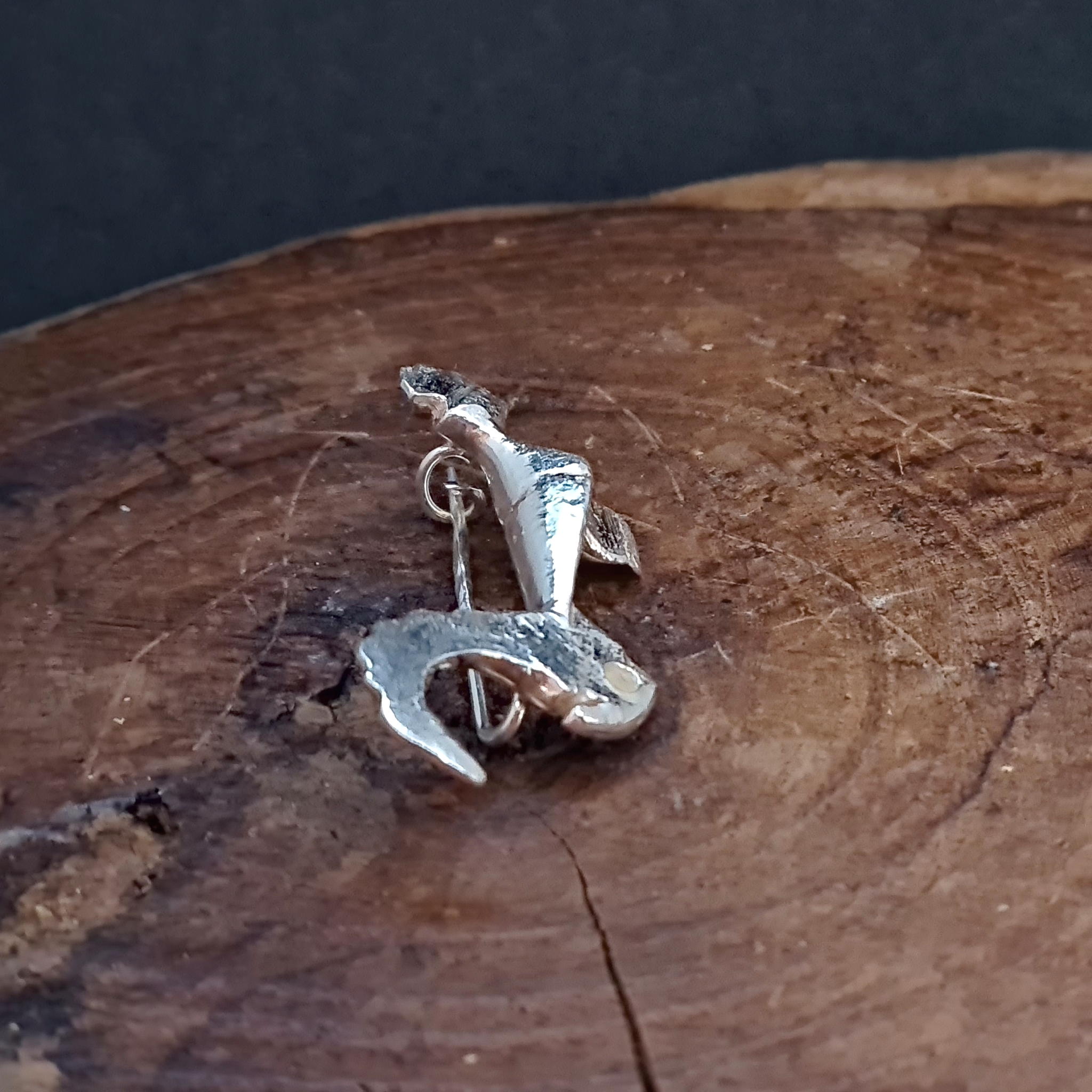 Srebrna zaponka fibula v obliki petelina